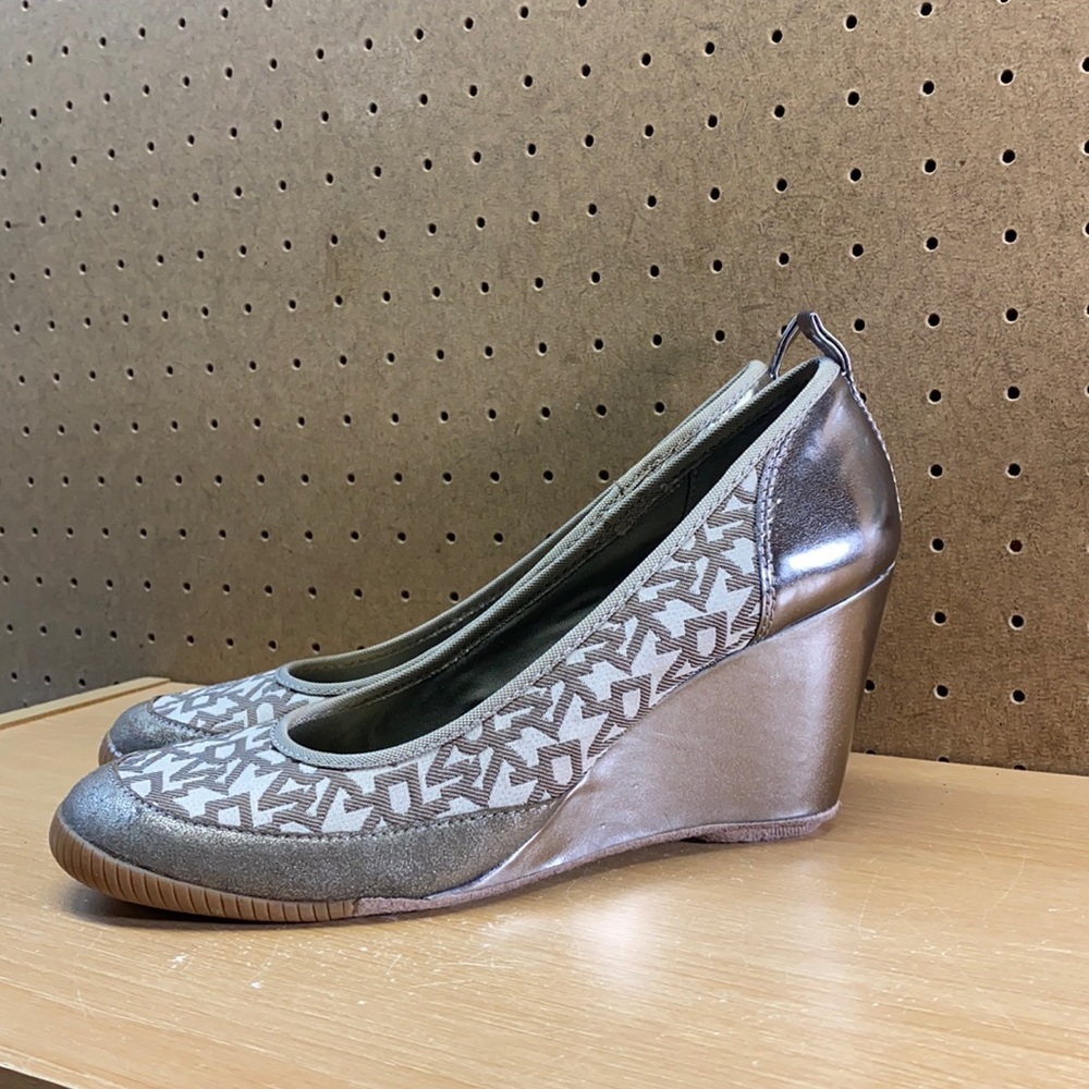 DKNY Summit II Chino Wedges Size 8.5 Women’s Bronze/Tan